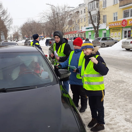 ЮИД поздравляет  женщин