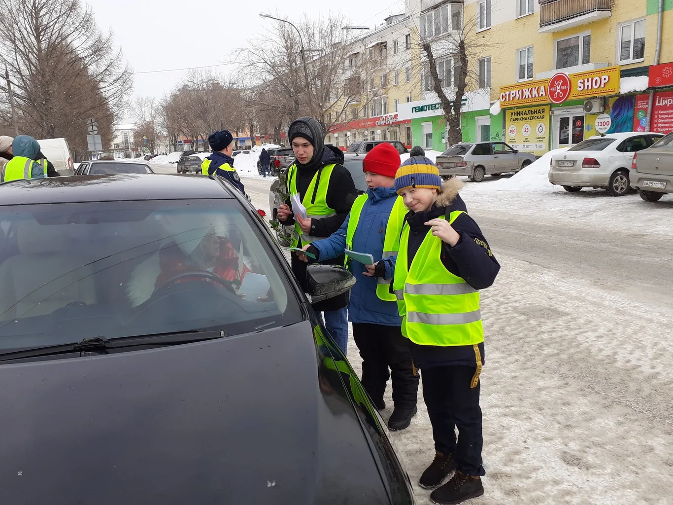 ЮИД поздравляет  женщин
